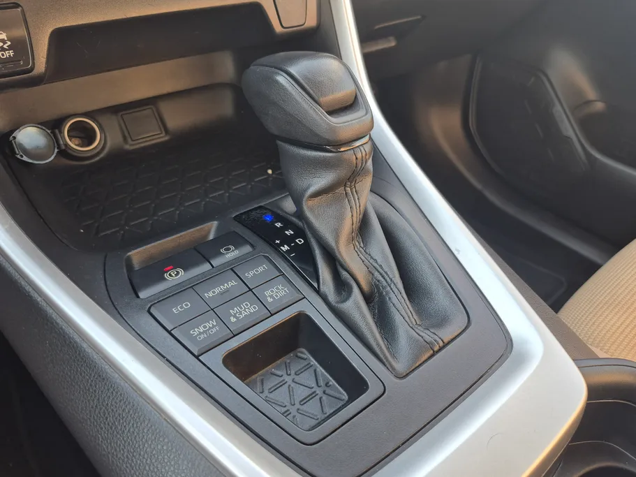 2021 تويوتا RAV4 LE 