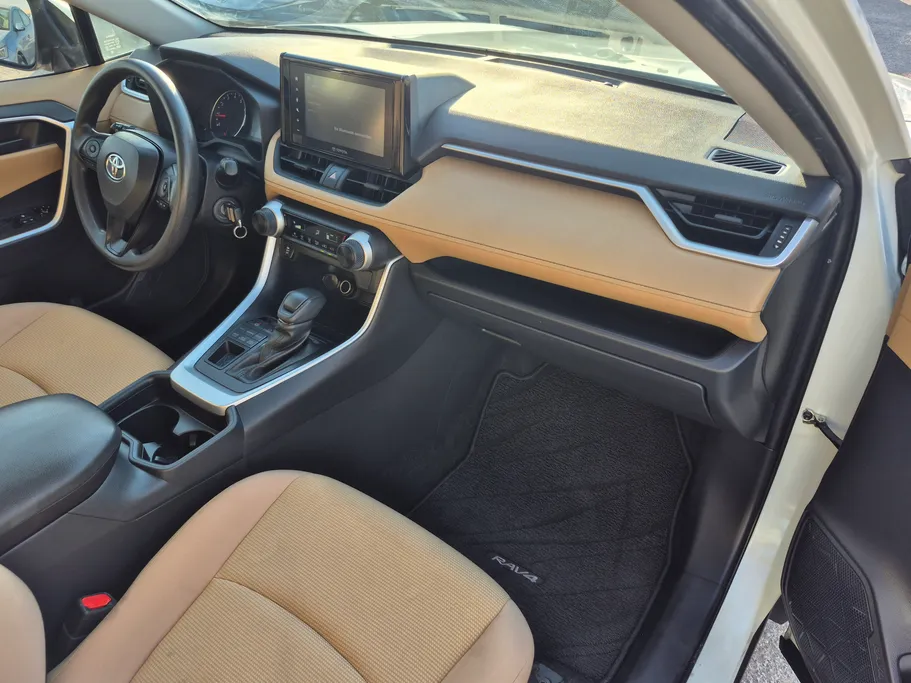 2021 تويوتا RAV4 LE 