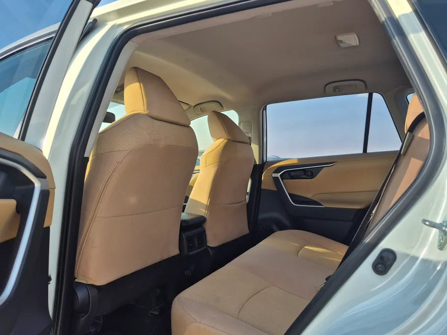 2021 تويوتا RAV4 LE 