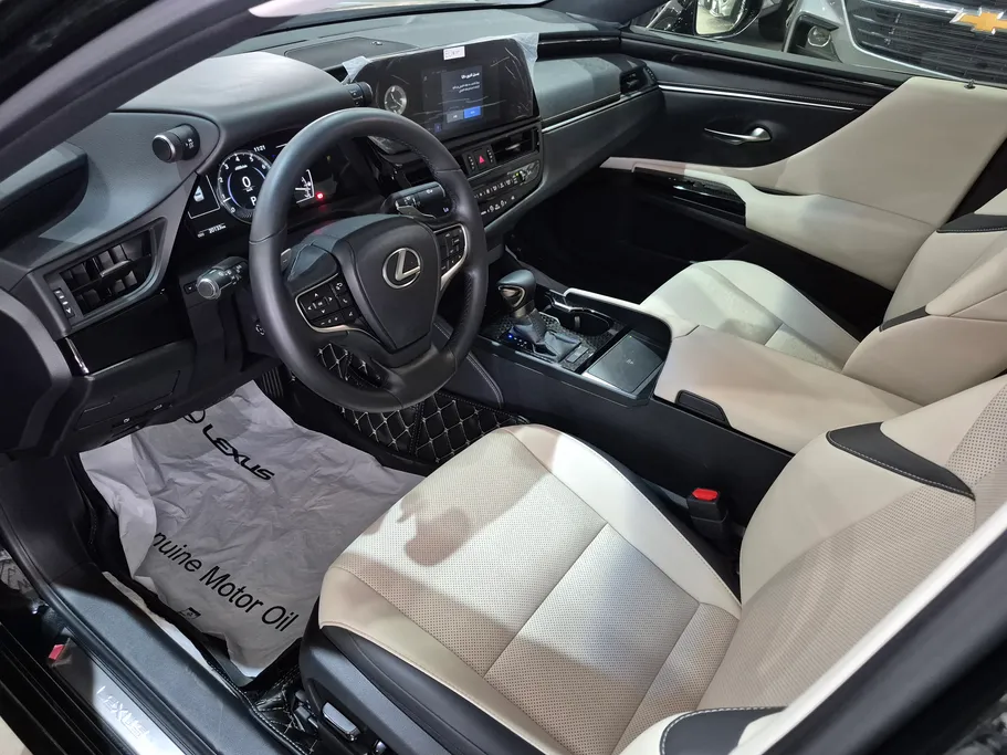 2025 Lexus ES 250 