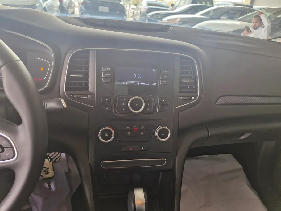رينو ميجان E 2024 