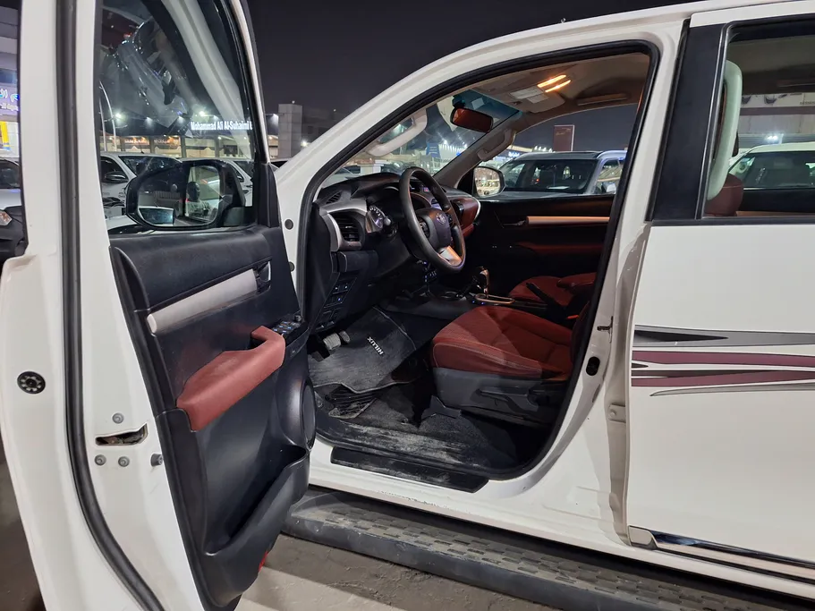 2023 Toyota Hilux SR5 