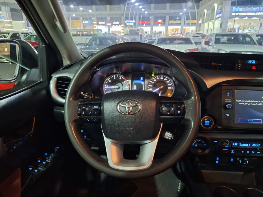 2023 Toyota Hilux SR5 