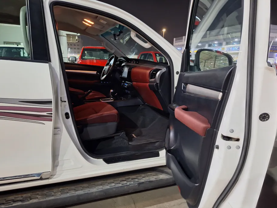 2023 Toyota Hilux SR5 