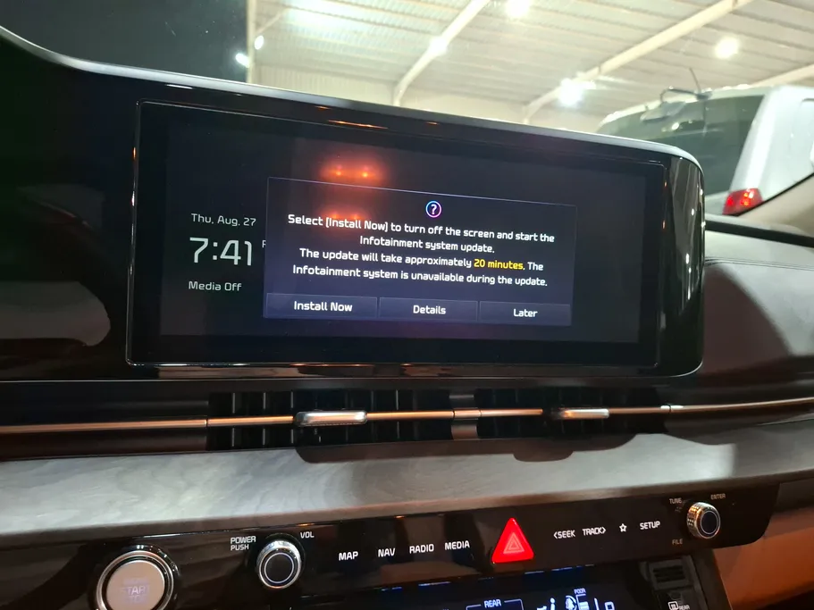 2023 Kia Carnival LX 