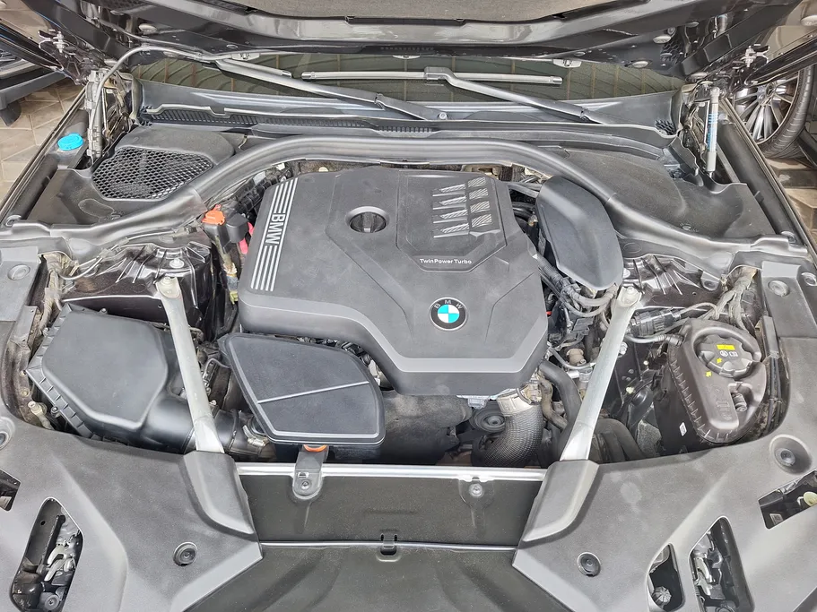 2022 BMW 5 Series 520i 