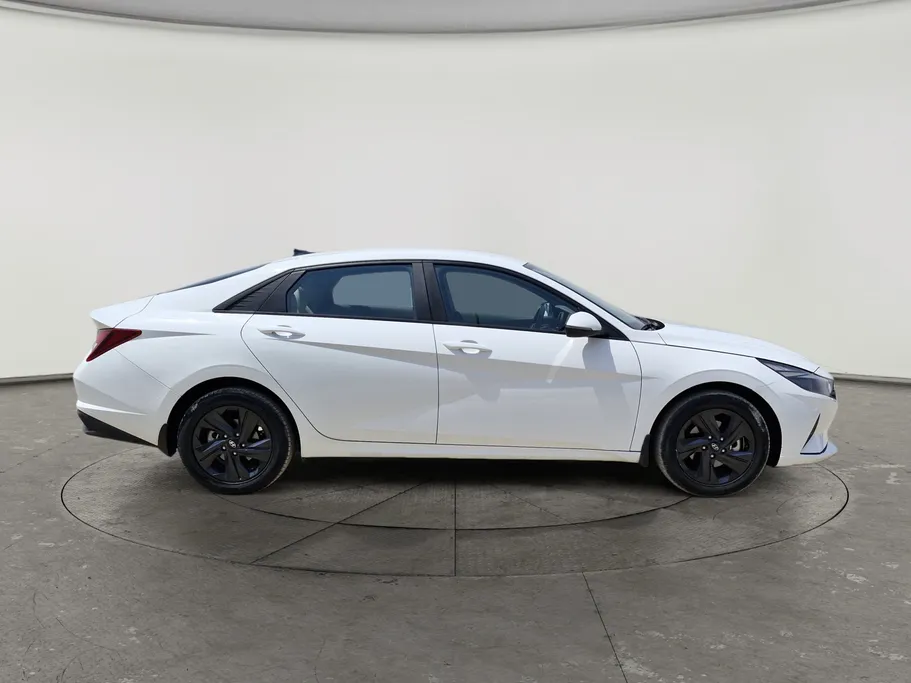 2023 Hyundai Elantra Smart 