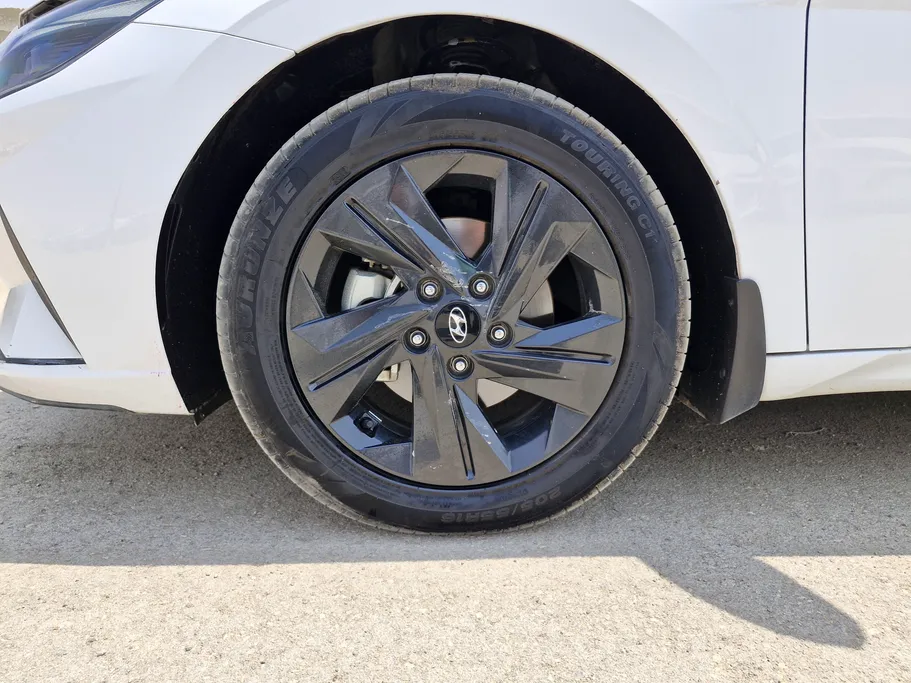 2023 Hyundai Elantra Smart 