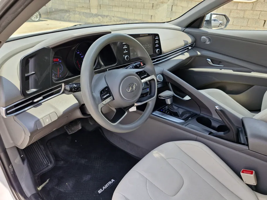 2023 Hyundai Elantra Smart 