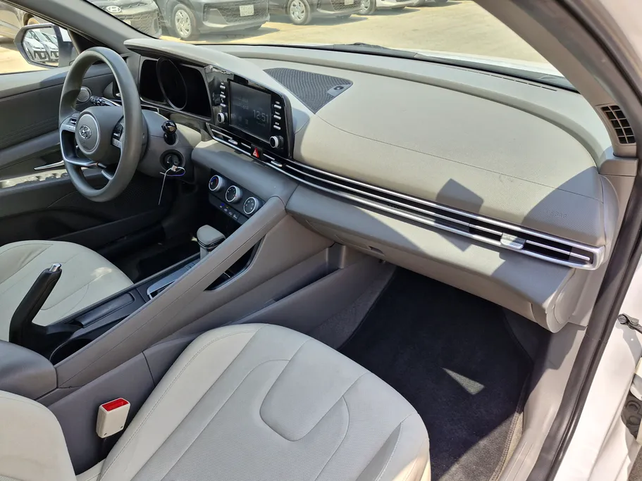 2023 Hyundai Elantra Smart 