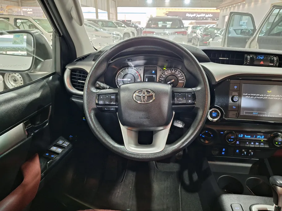 تويوتا هايلكس SR5 2023 