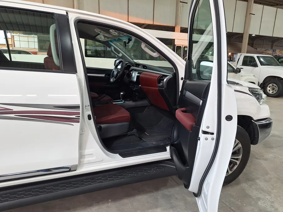 تويوتا هايلكس SR5 2023 