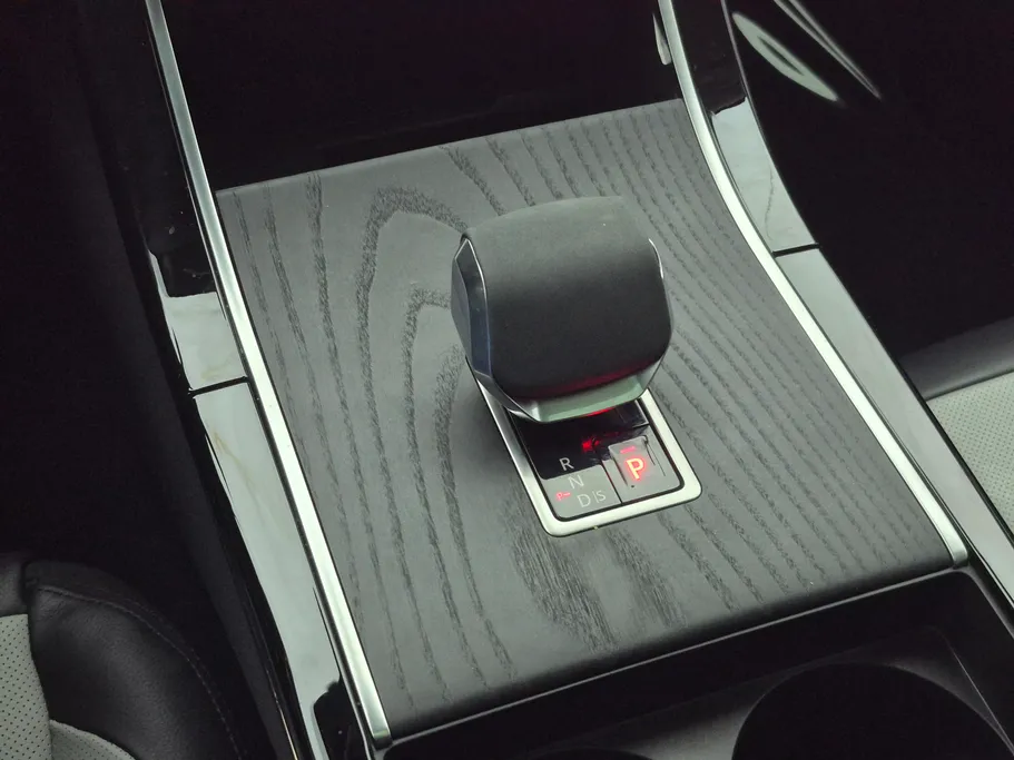 لاند روفر رنج روفر Velar R dynamic 2025 