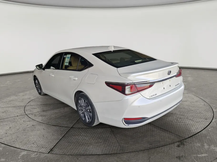2023 Lexus ES 300 H 