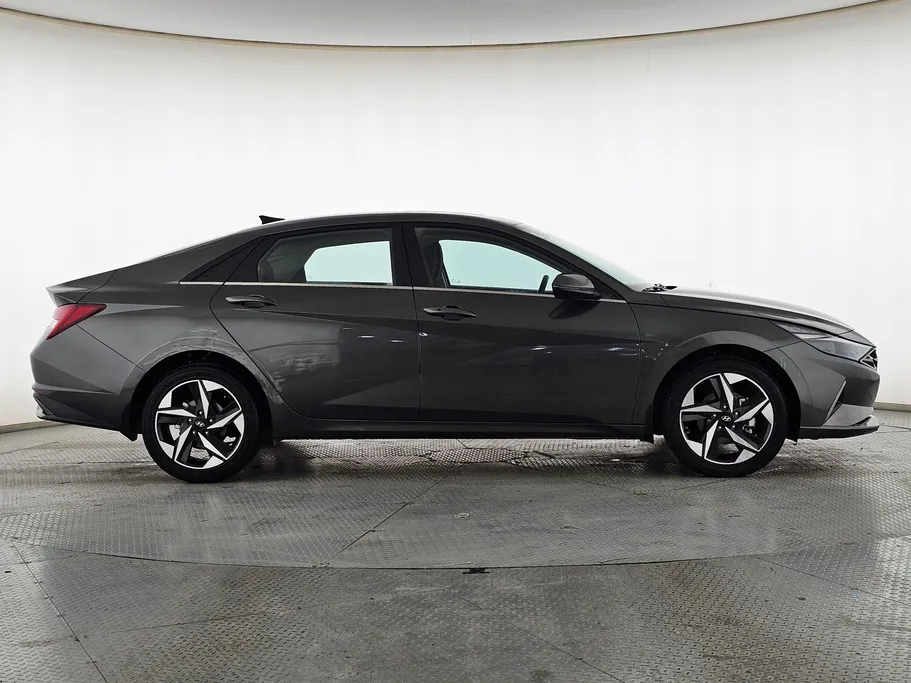 2022 Hyundai Elantra Smart Plus 