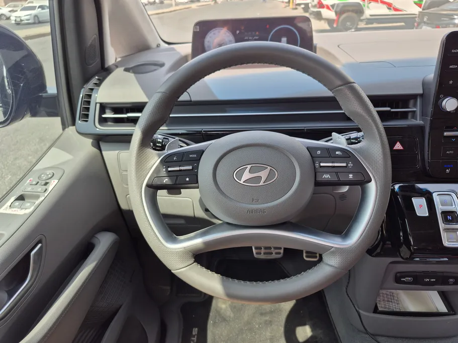 2025 Hyundai Staria Luxury 7 ST 