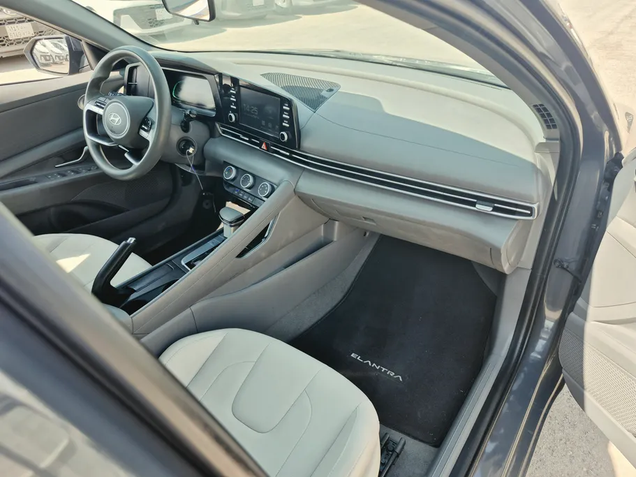 2024 Hyundai Elantra Smart 