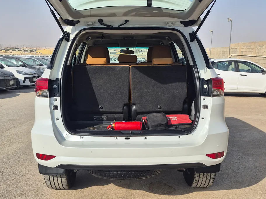 2024 تويوتا Fortuner VX1 