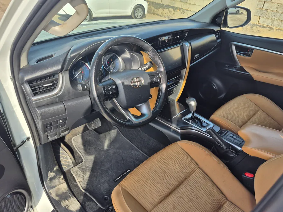 2024 تويوتا Fortuner VX1 
