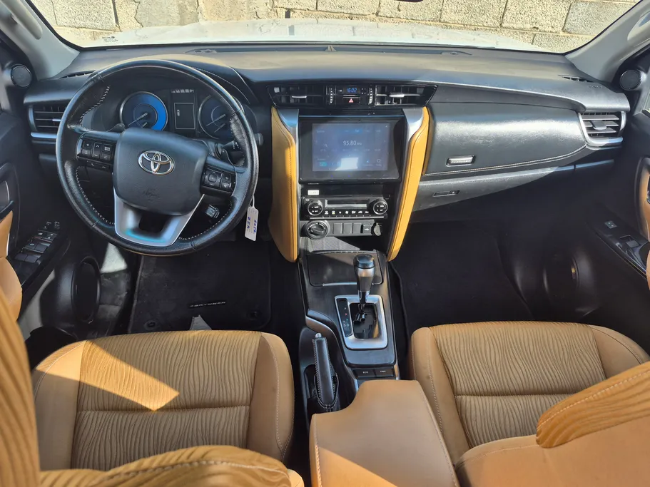 2024 تويوتا Fortuner VX1 
