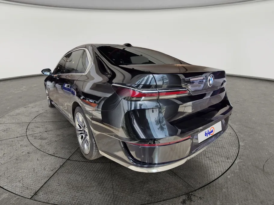 بي ام دبليو الفئة السابعة 735i 2024 