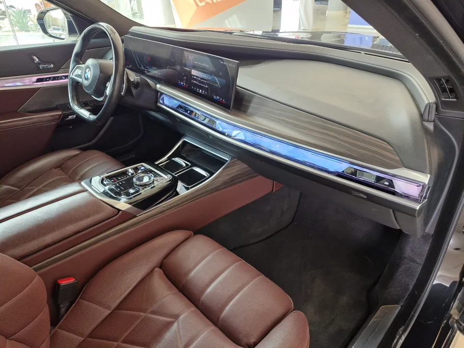 بي ام دبليو الفئة السابعة 735i 2024 