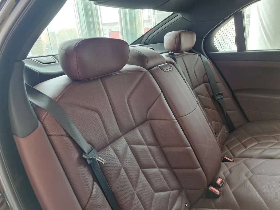 بي ام دبليو الفئة السابعة 735i 2024 