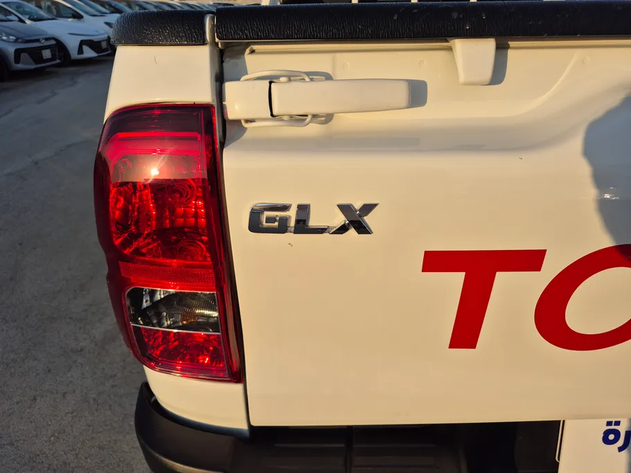 تويوتا هايلكس GLX 2024 