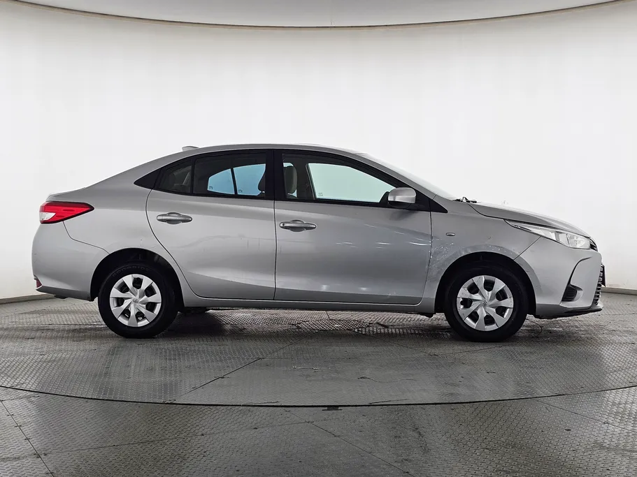 2022 Toyota Yaris  Y 