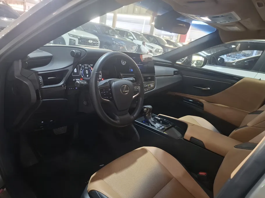 2025 Lexus ES 300 H 