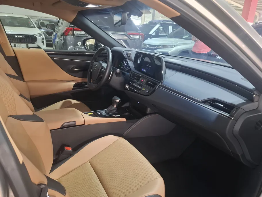 2025 Lexus ES 300 H 
