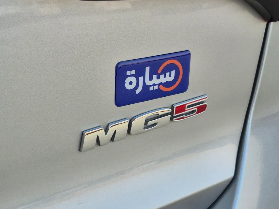 ام جي 5 LUX 2022 