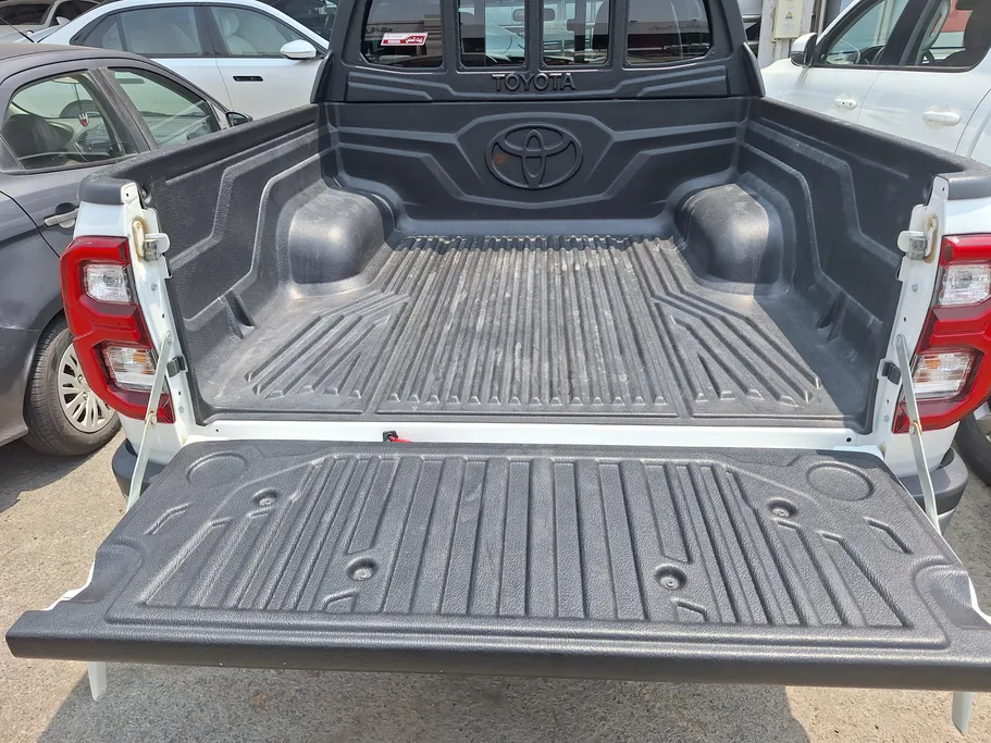 2025 Toyota Hilux SR5 