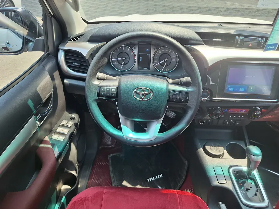 2025 Toyota Hilux SR5 