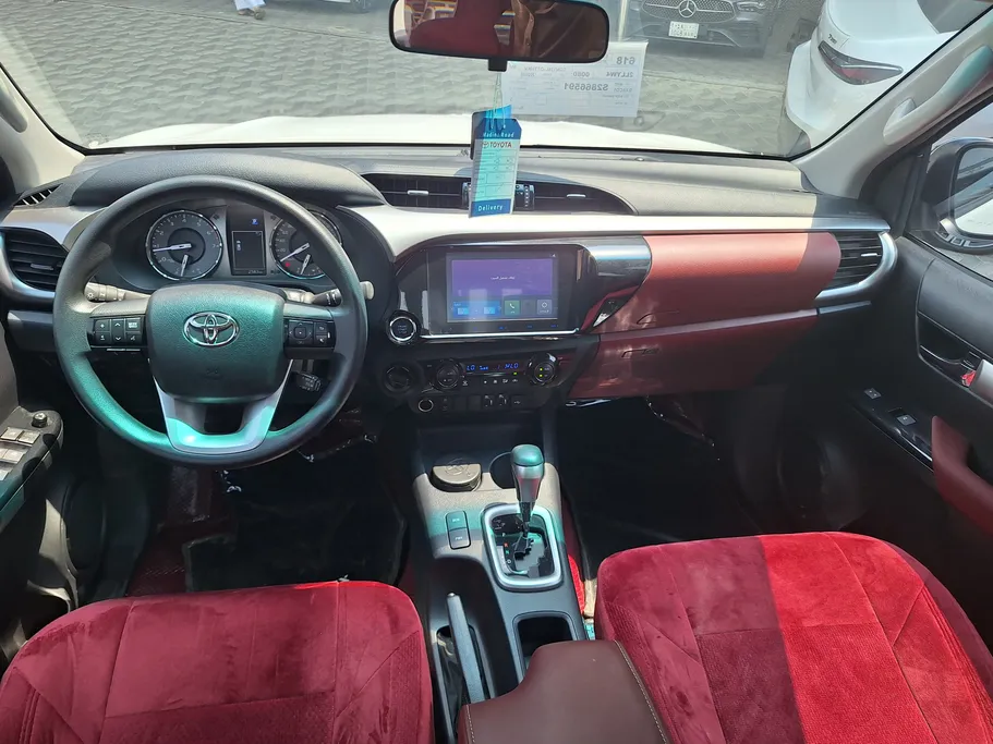 2025 Toyota Hilux SR5 
