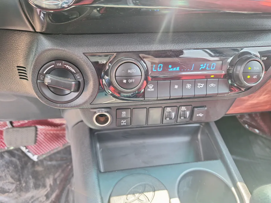 2025 Toyota Hilux SR5 