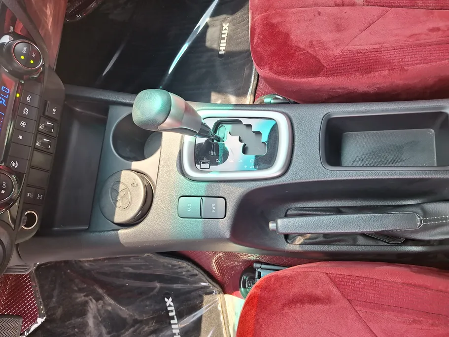 2025 Toyota Hilux SR5 
