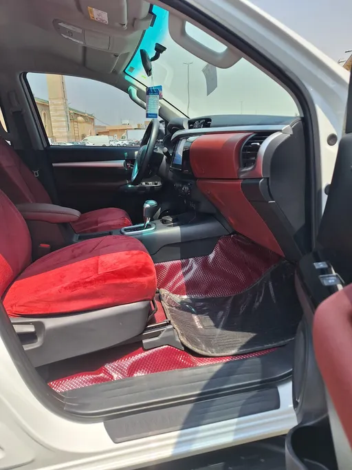 2025 Toyota Hilux SR5 