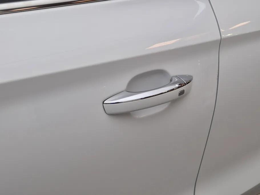 2024 MG ZS LUX 