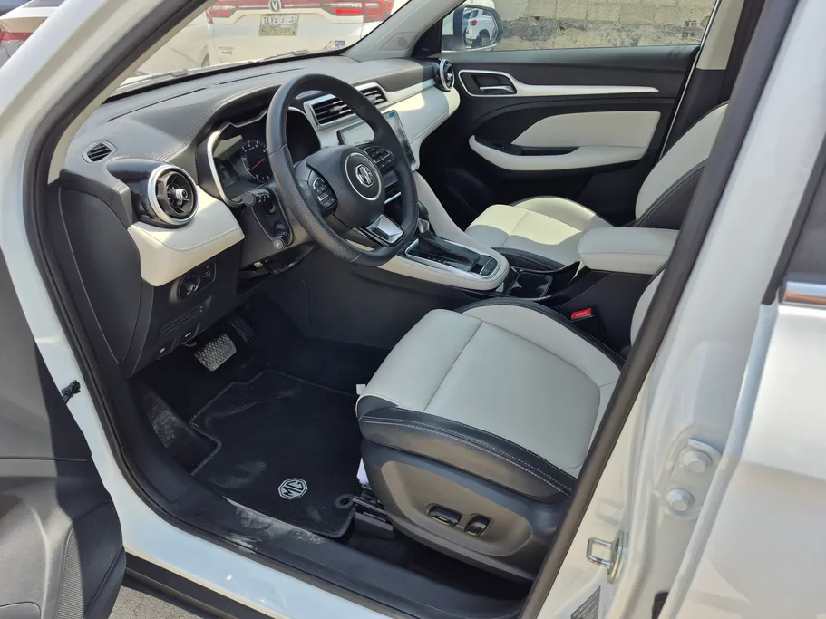 2024 MG ZS LUX 