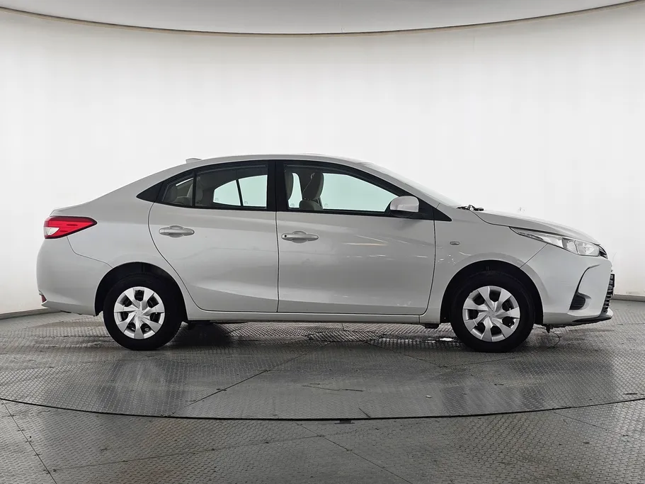 2022 Toyota Yaris  Y 