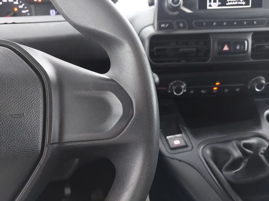 2021 Peugeot Partner Short van 