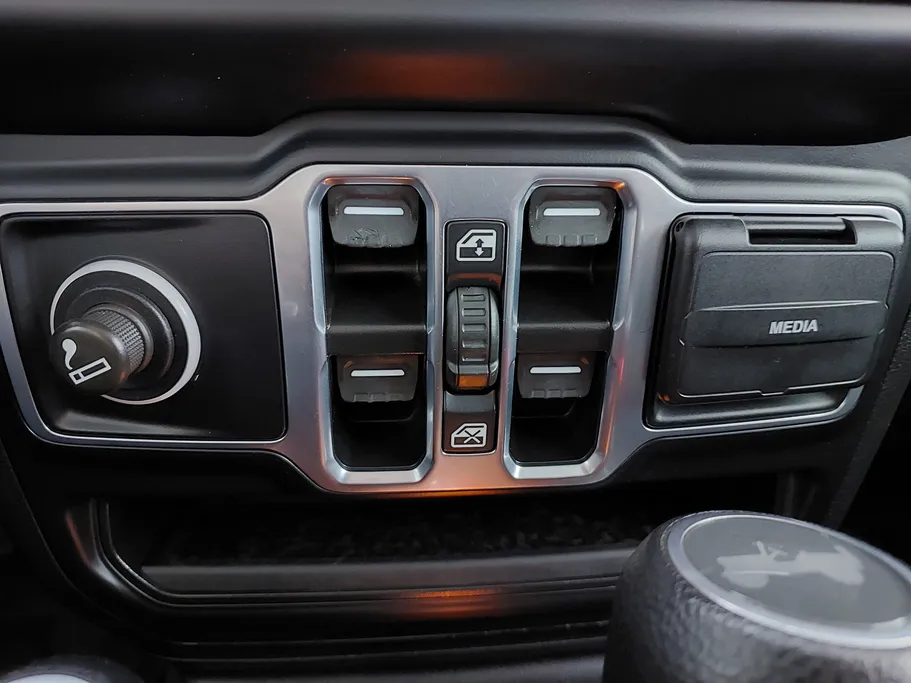 2023 جيب Wrangler سبورت 