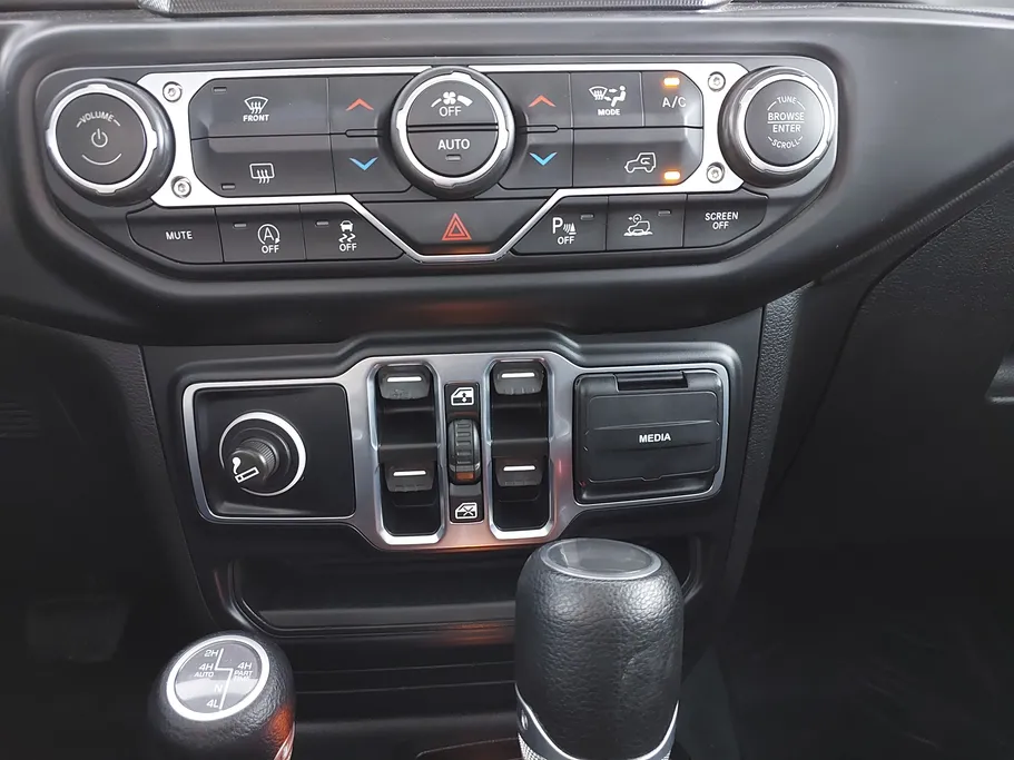 2023 جيب Wrangler سبورت 