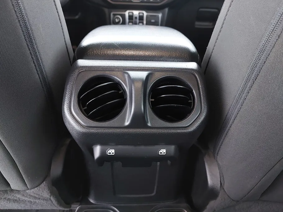 2023 جيب Wrangler سبورت 