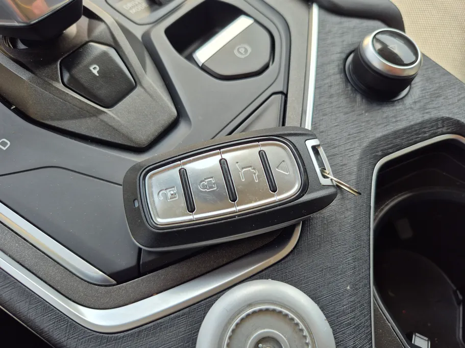 2023 Lynk and Co 01 Louder Pro 