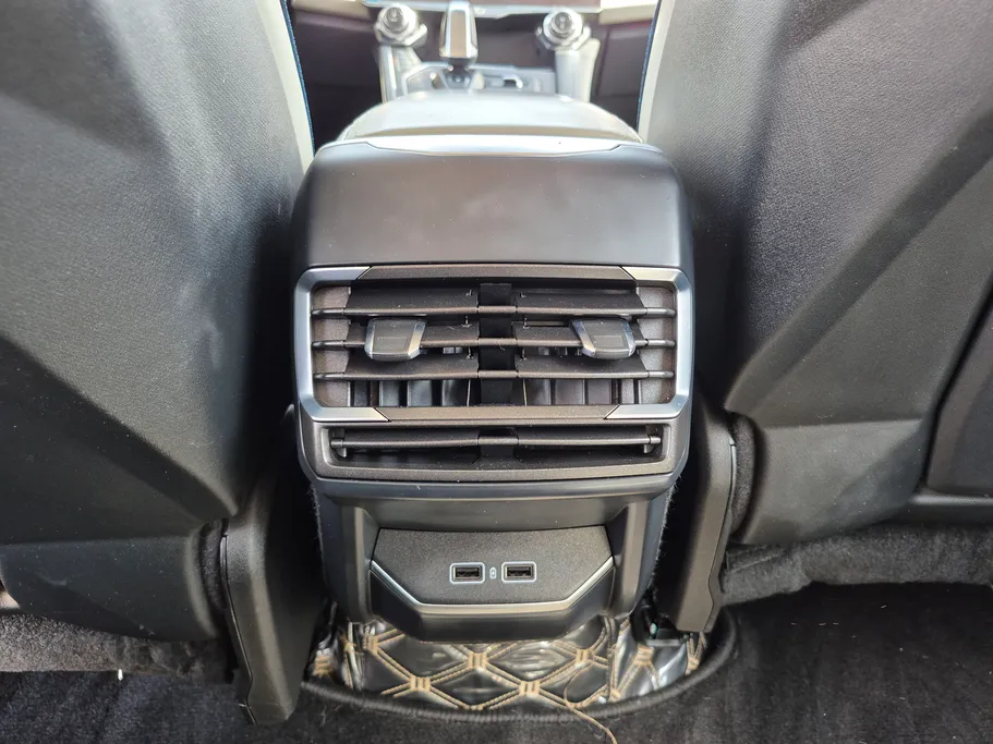 2023 Lynk and Co 01 Louder Pro 
