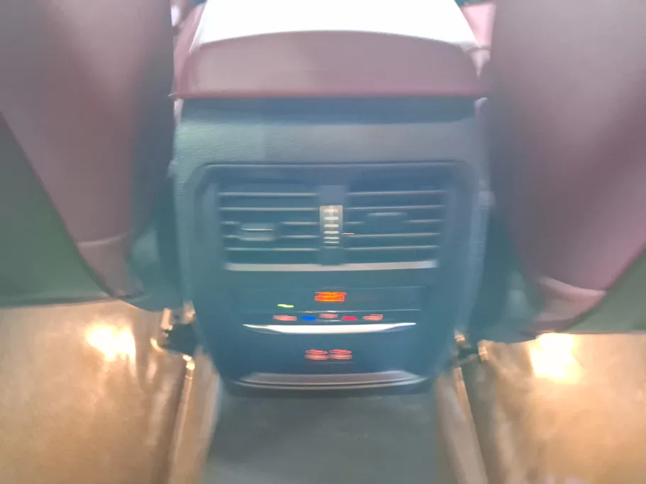 بي ام دبليو الفئة الثالثة 320i  2024 