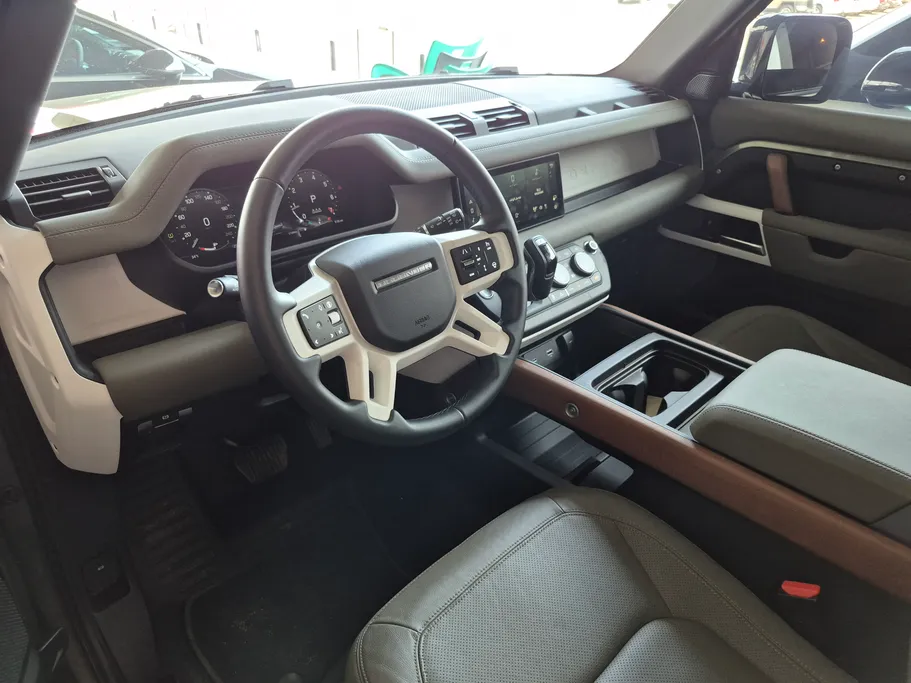 لاند روفر ديفندر P300 S 2024 