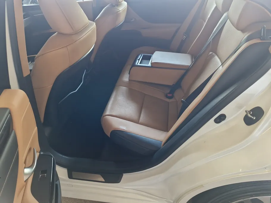 2023 Lexus ES 300 H 